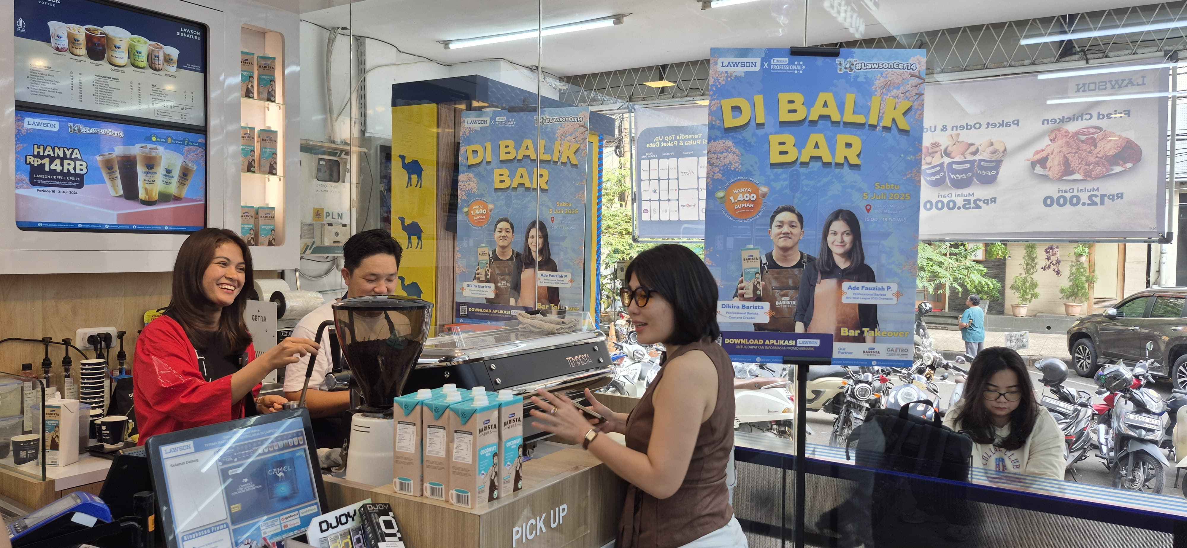 Ulang Tahun ke-14, Lawson Hadirkan Barista Profesional Racik Coconut Latte